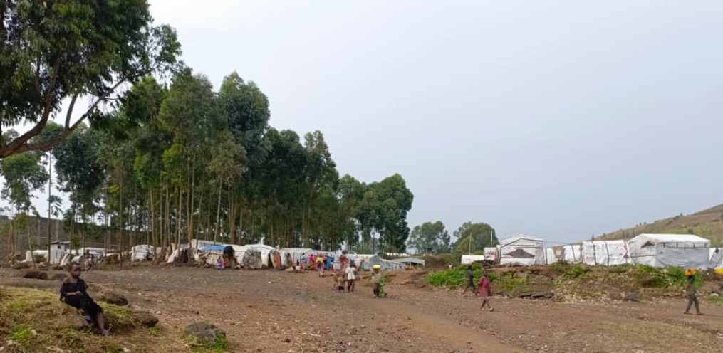 Ο καταυλισμός τῶν προσφύγων δίπλα στή Μονή.