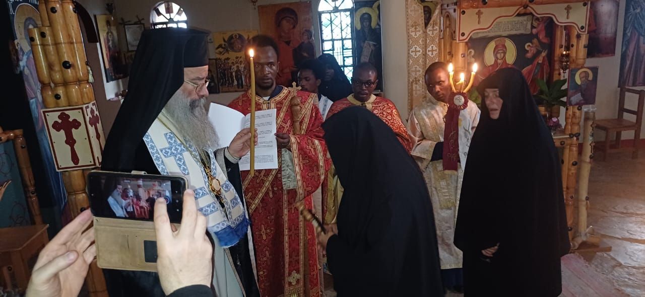 ΕΝΘΡΟΝΙΣΗ ΗΓΟΥΜΕΝΗΣ ΣΤΗΝ ΜΟΝΗ ΑΓΙΑ ΜΑΚΡΙΝΑΣ ΜΠΟΥΚΟΜΠΑΣ ΤΑΝΖΑΝΙΑΣ*